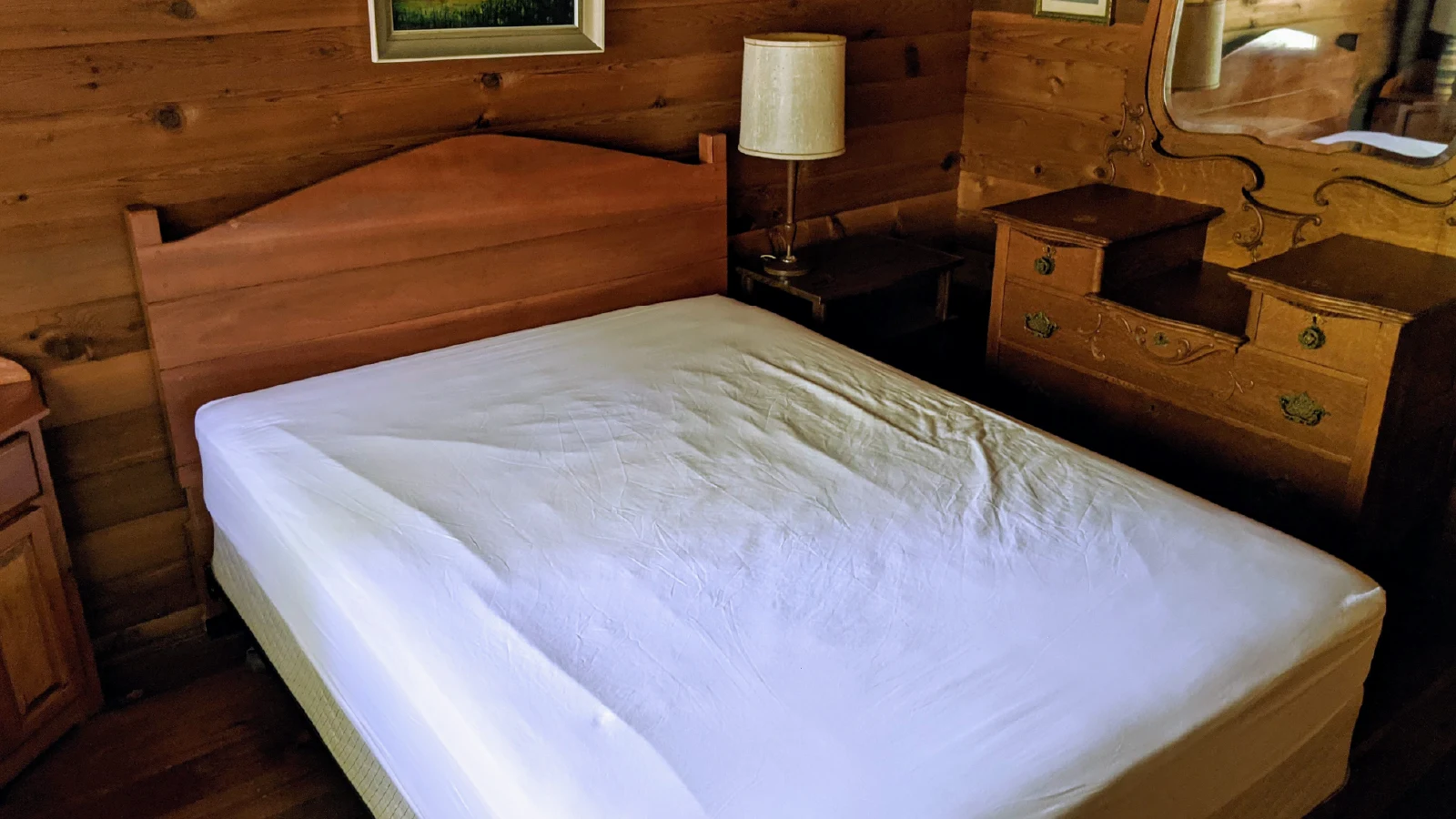 cottage 20 main bedroom queen size bed